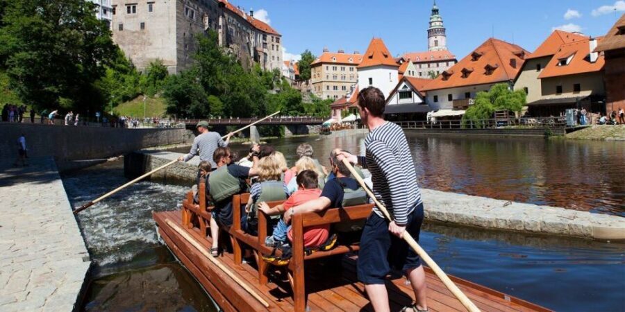 Český Krumlov: Wooden Raft River Cruise - The Stop at Krumlovské Benátky: Drink Choice + Photo Time