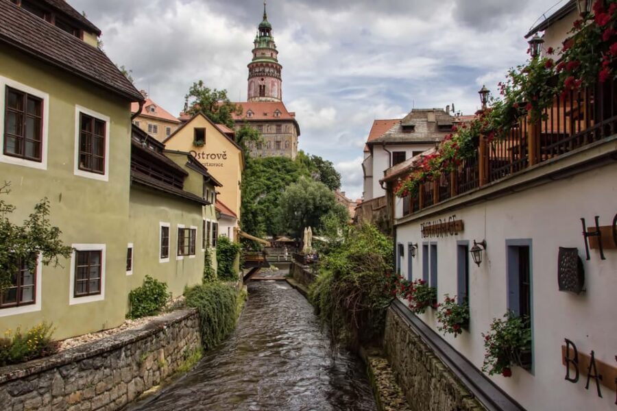 From Prague: Český Krumlov Full-Day Tour with Pickup - Castle courtyards with Filip: what this guide time actually buys you