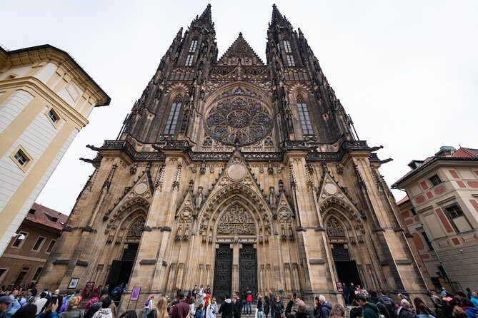 Full-Day Prague Tour with Prague Castle, Lunch and Vltava Cruise - Loreta Praha and Hradčany: the quick “wow” interludes