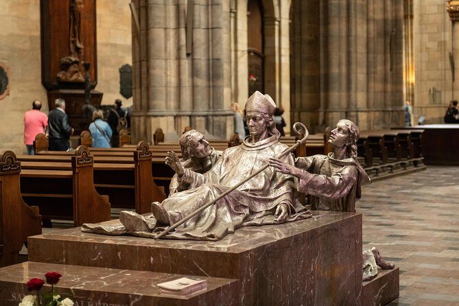 Full-Day Prague Tour with Prague Castle, Lunch and Vltava Cruise - Old Town Square, Astronomical Clock, and Parizská Street
