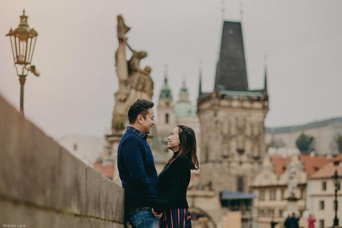 photoshoot in prague - Meeting at the Charles IV statue: location matters more than you think