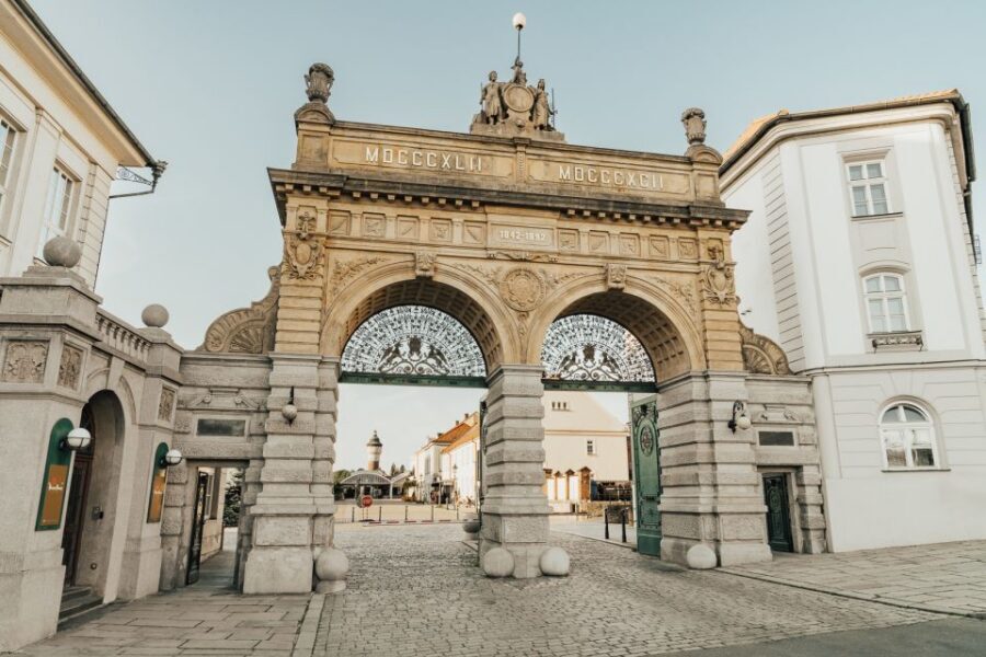 Pilsen: Pilsner Urquell Brewery Tour with Beer Tasting - Entering Plzeň’s brewery world for real