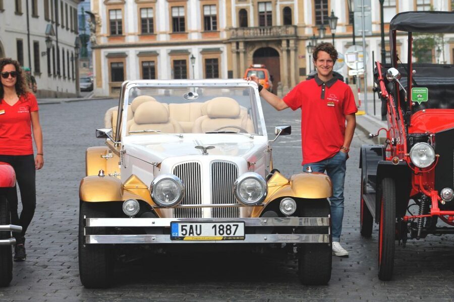 Prague: 1.5–Hour Vintage Car Tour - Private guide live commentary in Czech, English, Russian, and Spanish