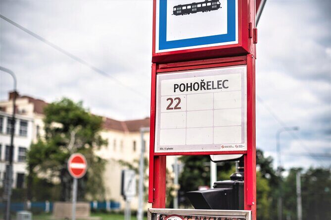 Prague: 1-Hour Castle Tour With Fast-GET Admission Ticket - Finding the guide at Pohořelec: Tycho Brahe, Kepler, and the umbrella