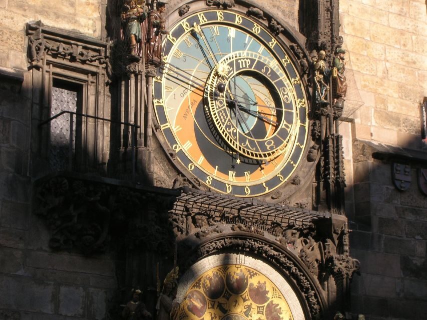Prague: 3-Hour Old Town and Prague Castle Tour in German - Prague Castle Exteriors: Royal Garden, Hradčany Views, Courtyards