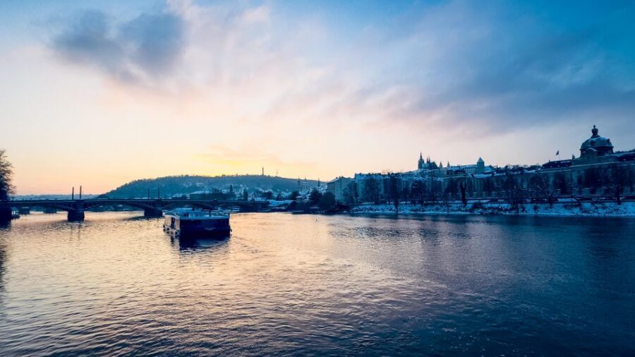 Prague: 50-Minute Sightseeing Evening Cruise - Drinks Onboard: A Night Pause With Table Service