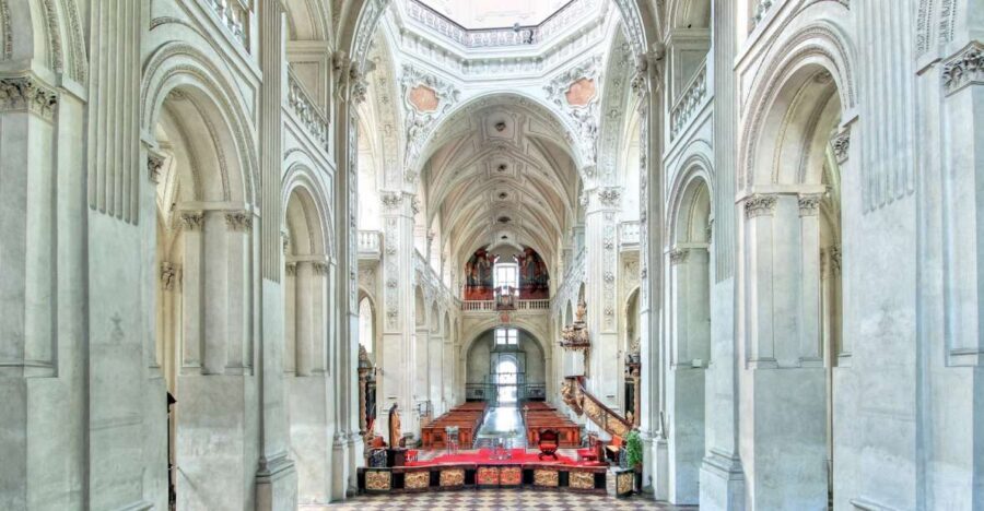 Prague: A. Vivaldi Four Seasons at St. Salvator Church - Comfort and practical tips: pews, cold air, and the warm-bench idea