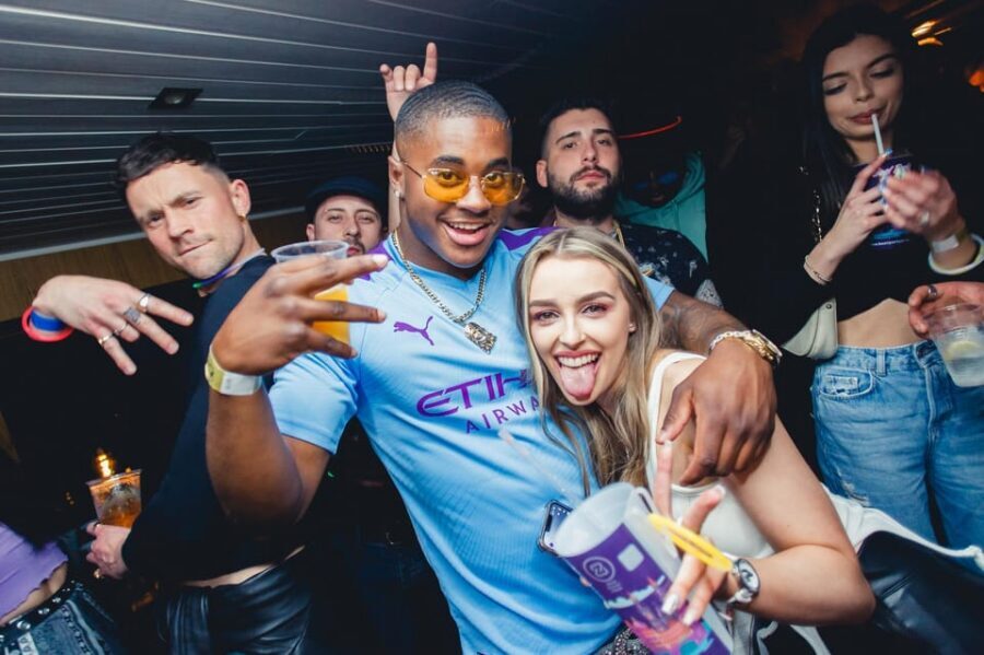 Prague: Boat Party with Unlimited Drinks & After Party Entry - On-board DJ and the two-deck setup: comfort tips for a fun night