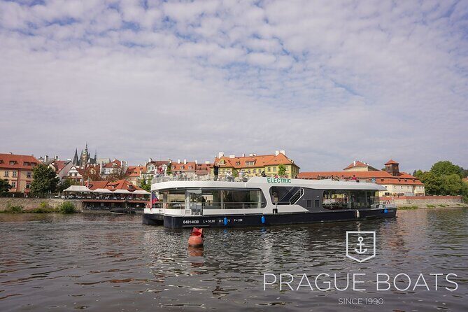 PRAGUE BOATS: 50-Minute Sightseeing Cruise - Daytime vs night cruises: when the lighting really works