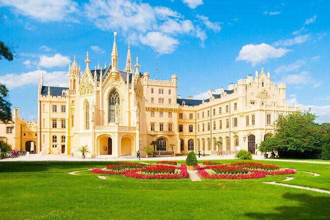 Prague-Budapest One-Way Sightseeing Day Tour - Timing on a 10-hour transfer: how to make it work for you