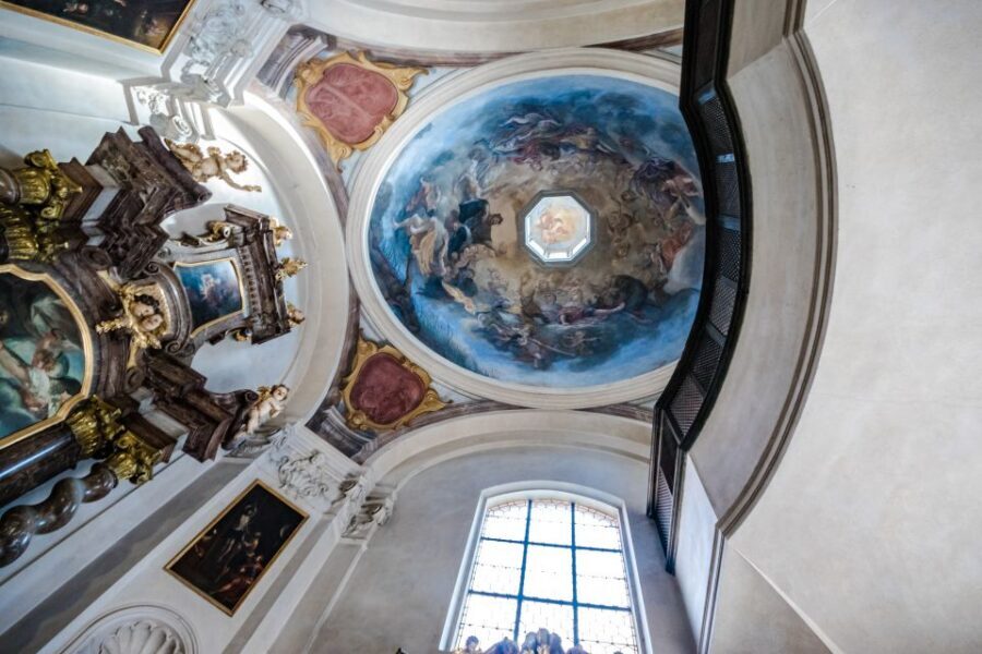 Prague Castle 2.5-Hour Tour Including Admission Ticket - Group Energy, Pacing, and the Cold Reality