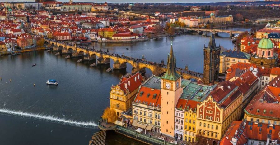 Prague: Castle and Jewish Quarter Tour with Cruise and Lunch - Languages, guides, and how the day is managed