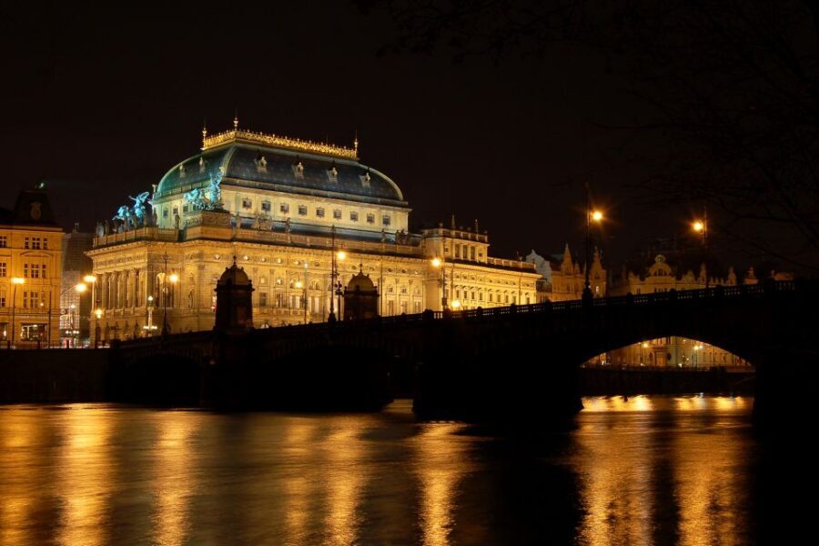 Prague: City Tour and Dinner Cruise with Hotel Pickup - Old Town Fortifications and Jewish Quarter Stops That Set the Tone