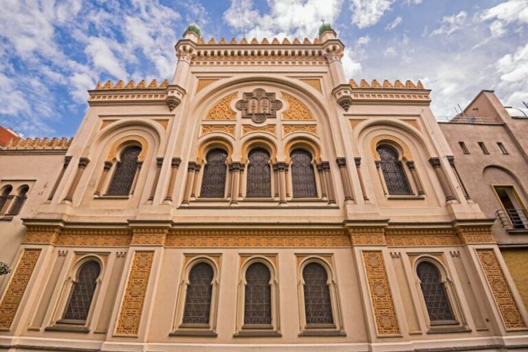 Prague: Classical Concert in the Spanish Synagogue - Inside the room: Moorish Revival details and the acoustics people talk about