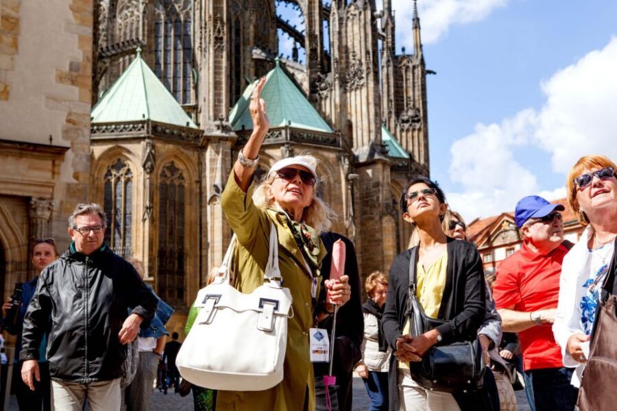 Prague: Full-Day Sightseeing Tour with Cruise and Lunch - Lunch at a Traditional Czech Pub: What You Actually Get