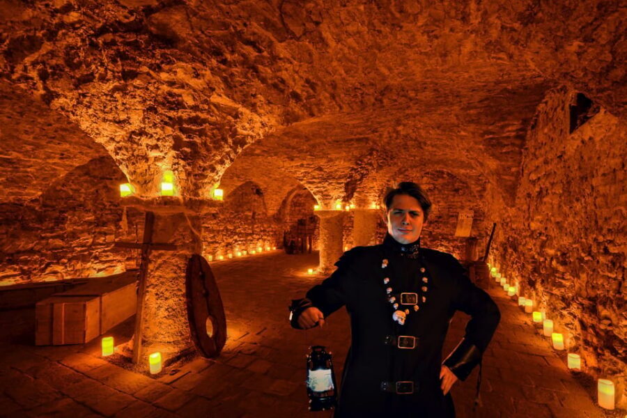 Prague: Ghosts, Legends, Medieval Underground & Dungeon Tour - Finding the entrance and getting oriented at Male Náměstí
