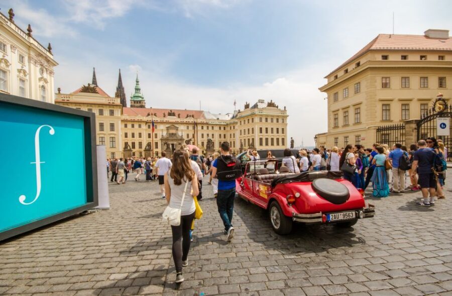 Prague: Guided Bus & Walking Tour with River Cruise & Lunch - Guide languages and what that means for your day