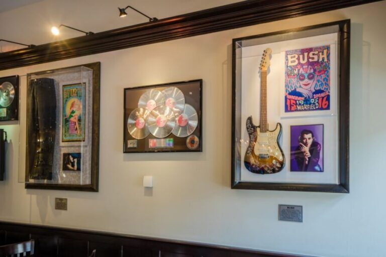 Prague: Hard Rock Cafe with Set Menu for Lunch or Dinner - The 5-meter guitar chandelier and the rock-and-roll vibe