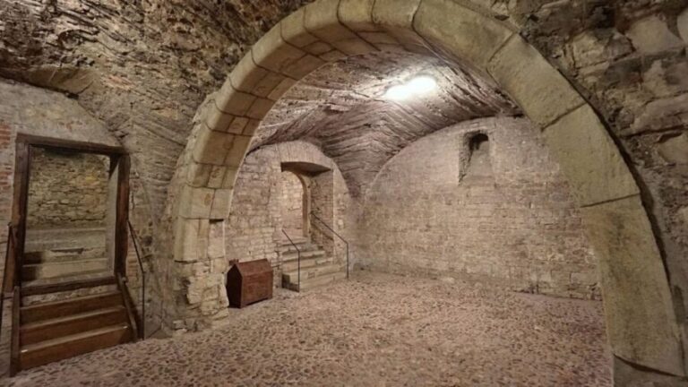 Prague: Medieval Underground Guided Tour - What you’ll actually see: Romanesque and Gothic layers plus an original street