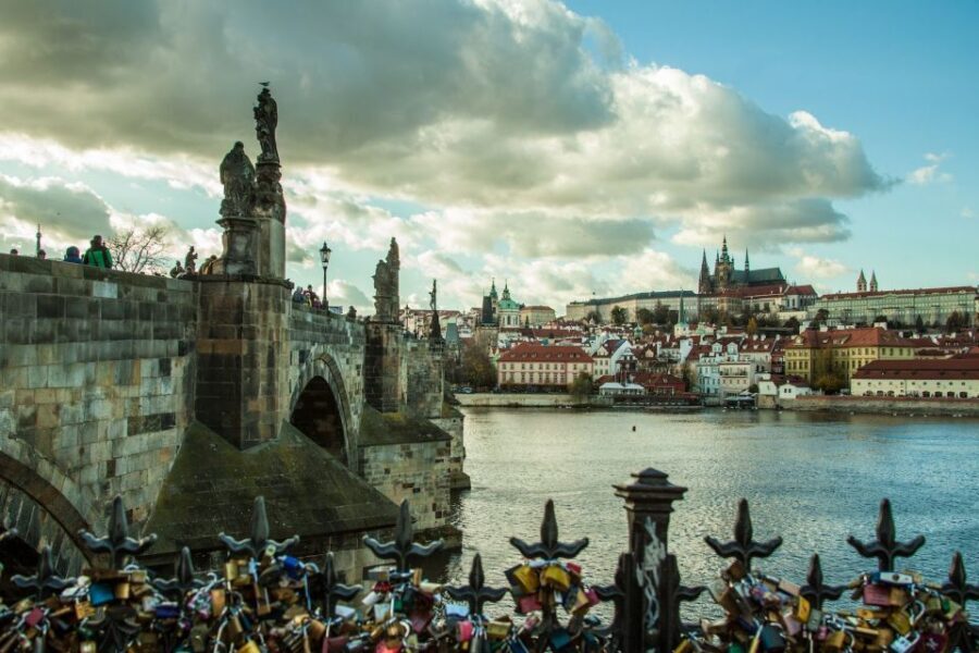 Prague: Old Town and Jewish Quarter Guided Tour in German - Meeting Point and Timing: start on time or don’t go