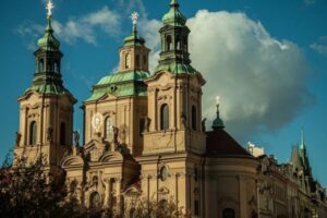 Prague: Old Town and Jewish Quarter Guided Tour in German - What the first 30 minutes teach you: Old Town Square, markets, and power