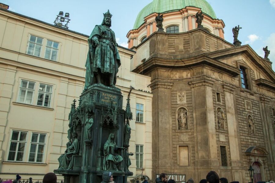 Prague: Old Town and Jewish Quarter Guided Tour in German - Prague Astronomical Clock: the photo stop that actually makes sense