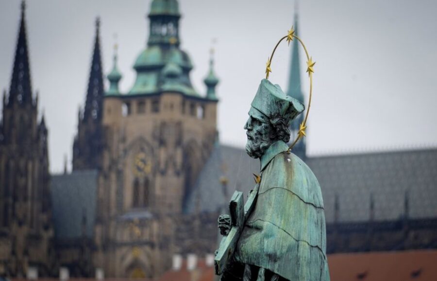 Prague: Old Town Highlights & Hidden Gems Guided Tour - Prague Lesser Town Stop: 10 Minutes That Put You in the Right Frame