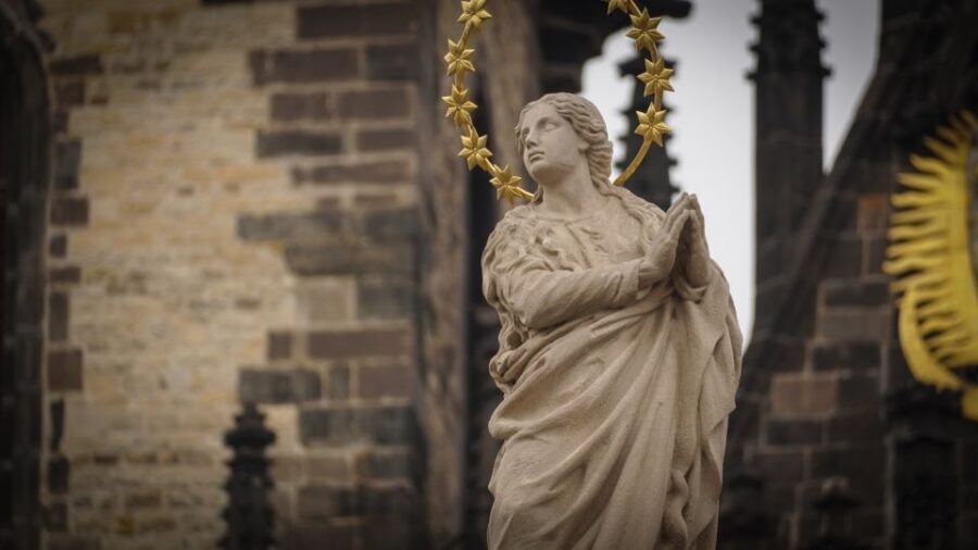 Prague: Old Town Highlights & Hidden Gems Guided Tour - Old Town (65 Minutes): The Labyrinth Feeling You Want