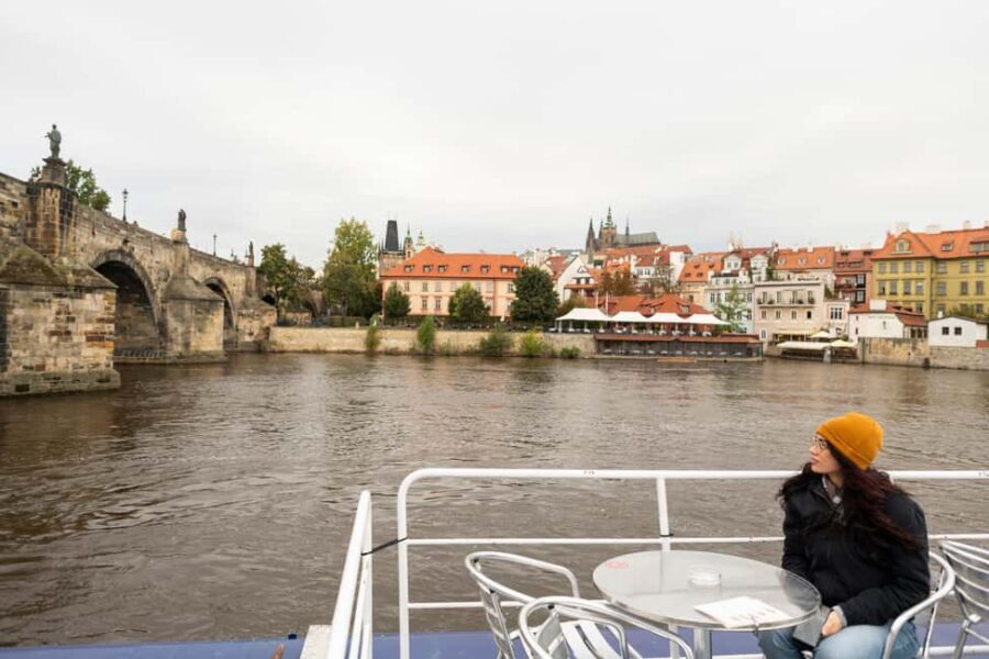 Prague: Panoramic Vltava River Cruise - Snacks and drinks onboard without turning it into a splurge