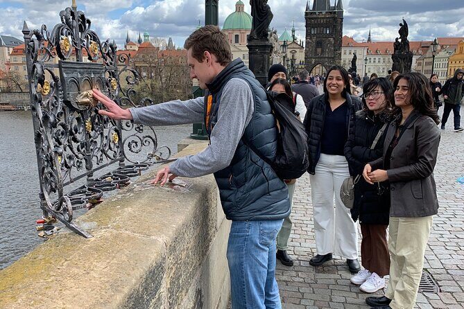 Prague’s TOP Sights - Old Town, Jewish Quarter, Charles Bridge (Tip-based tour) - Old Town Hall and the Astronomical Clock show: how to watch it without feeling rushed