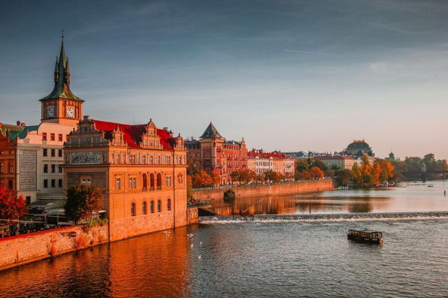 The Royal road, walking tour in french - Týn Yard to Ungelt: Small spaces with big character