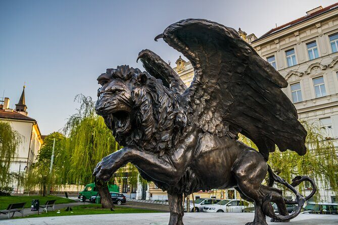 World War II History Tour of Prague's Old Town - Petschek Palace: From Grand Architecture to Gestapo Headquarters